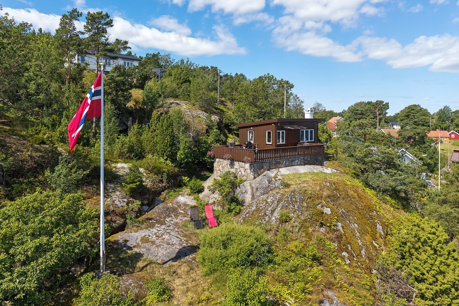 Sjarmerende hytte med karakter - plassert på en kolle med trappeadkomst fra egen brygge. Galleribilde