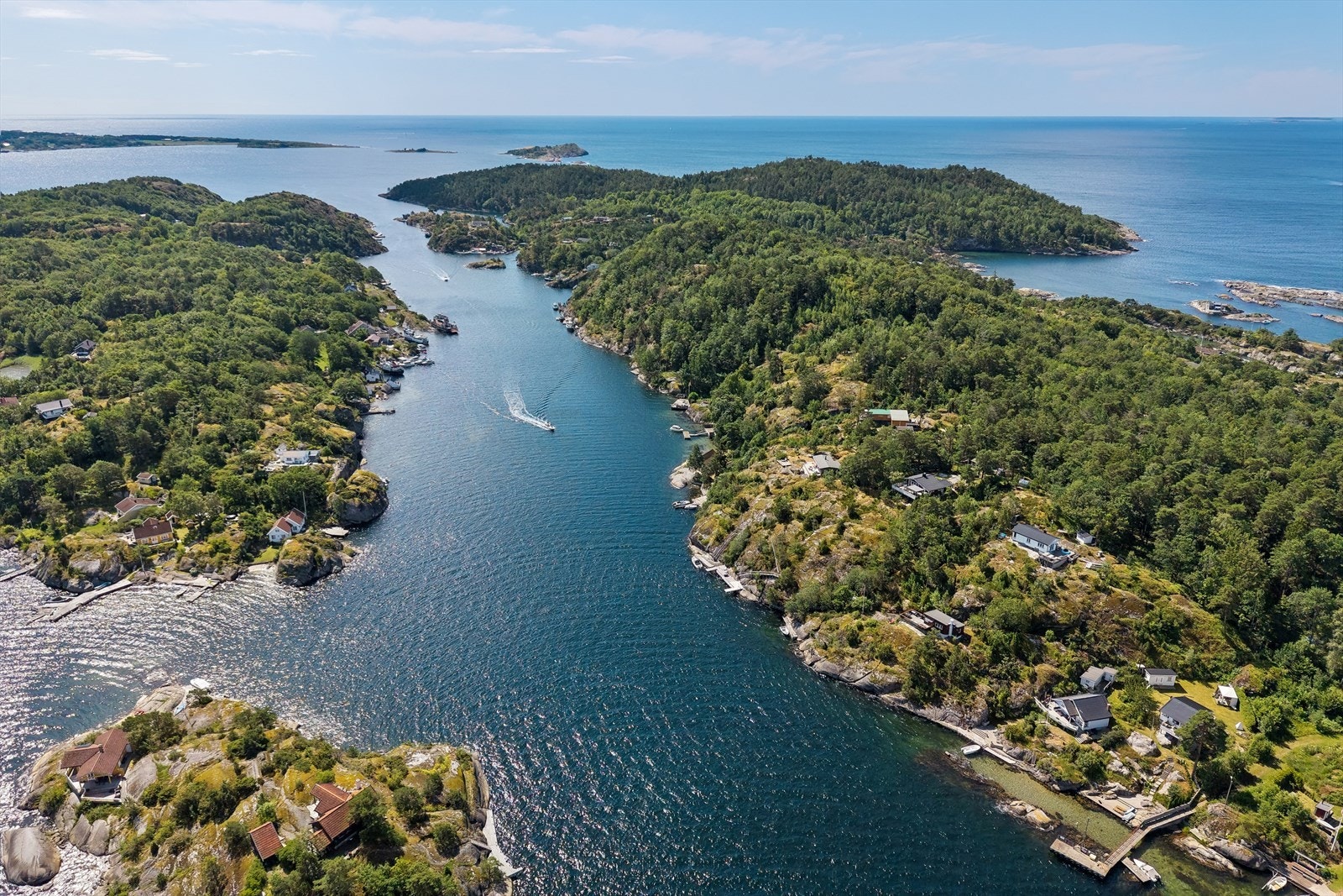 Beliggende i et rolig og vakkert skjærgårdsområde i Larvik, mellom Helgeroa og Langesund, finner du denne fritidsboligen. Galleribilde