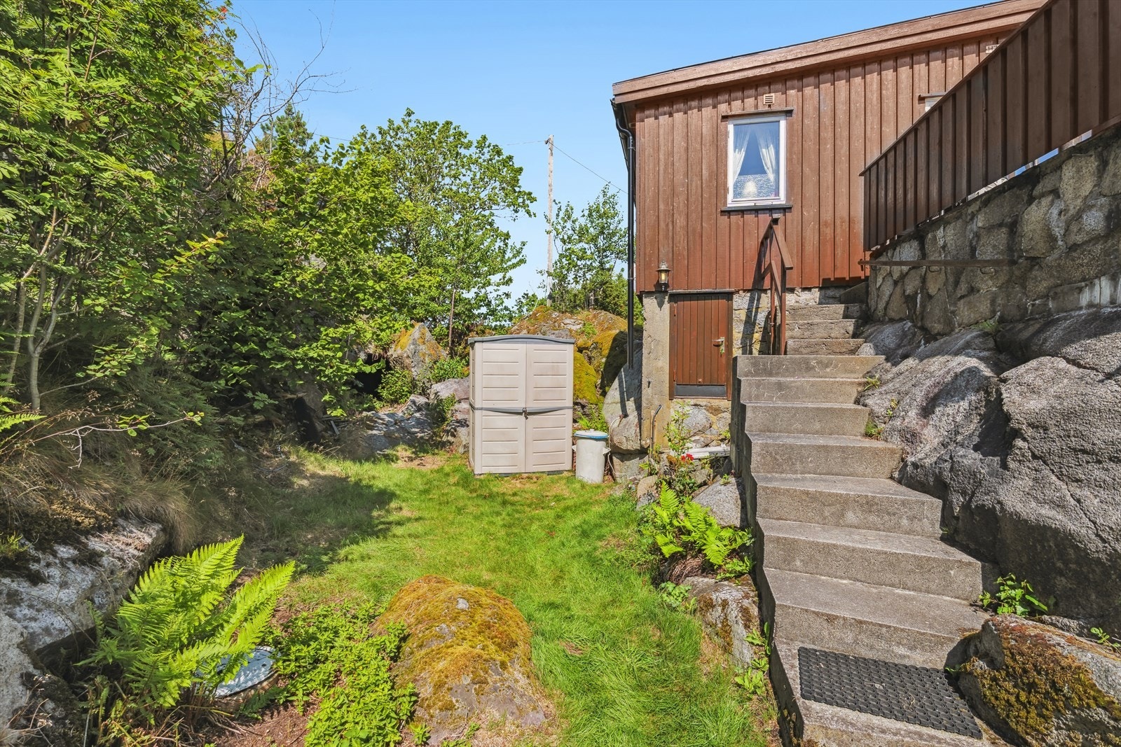 Det er både krypkjeller under hytten og en egen redskapsbod på eiendommen Galleribilde