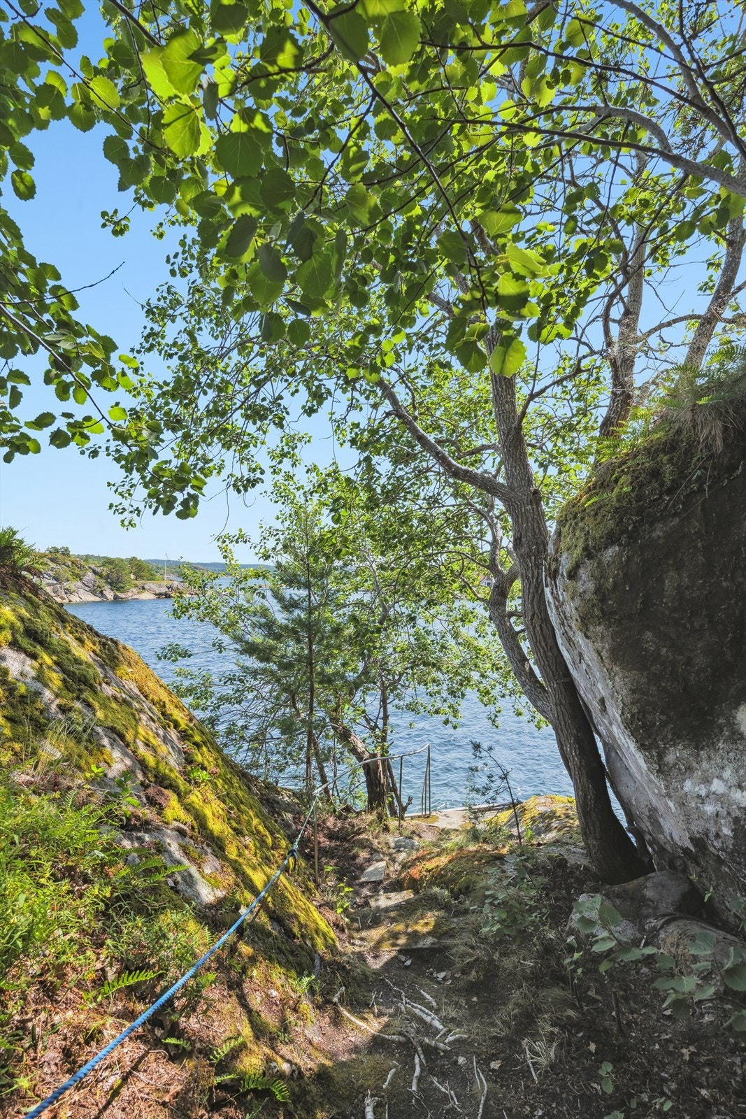 Adkomst til hytten skjer via en privat gangsti fra bryggen Galleribilde