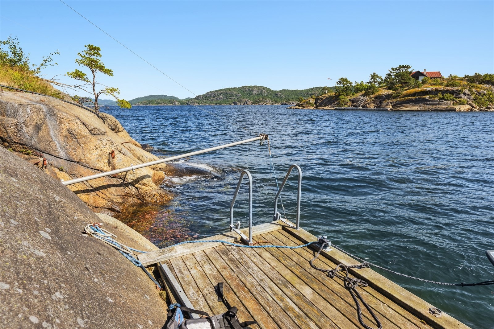Enkel tilgang til sjøen med badestige - denne bryggen er klar for både bading, båtliv og avslapning Galleribilde