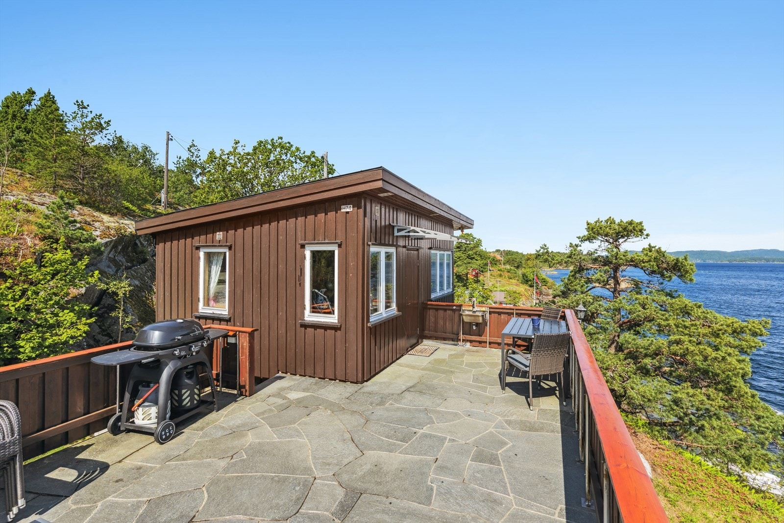 Denne hytten på 27 kvm er av mindre størrelse, men stor på opplevelser. Med utevask montert og utsikt over sjøen, er dette stedet for deg som vil ha det enkelt og vakkert. Galleribilde