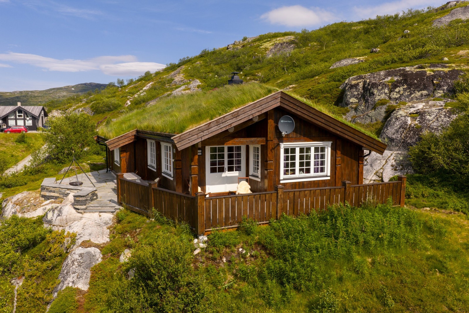 På sommerstid er det parkering ved hytten Galleribilde