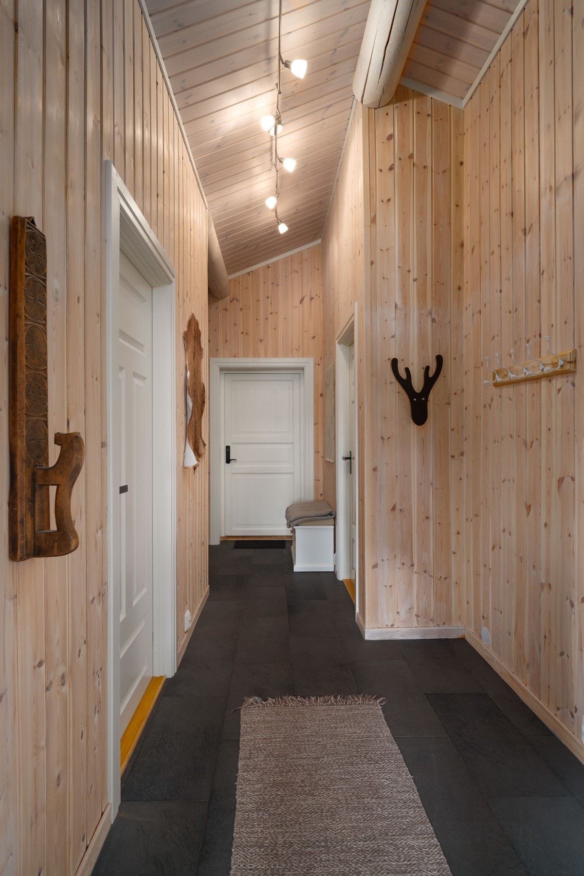 Entréen er lys og praktisk med flislagt gulv Galleribilde