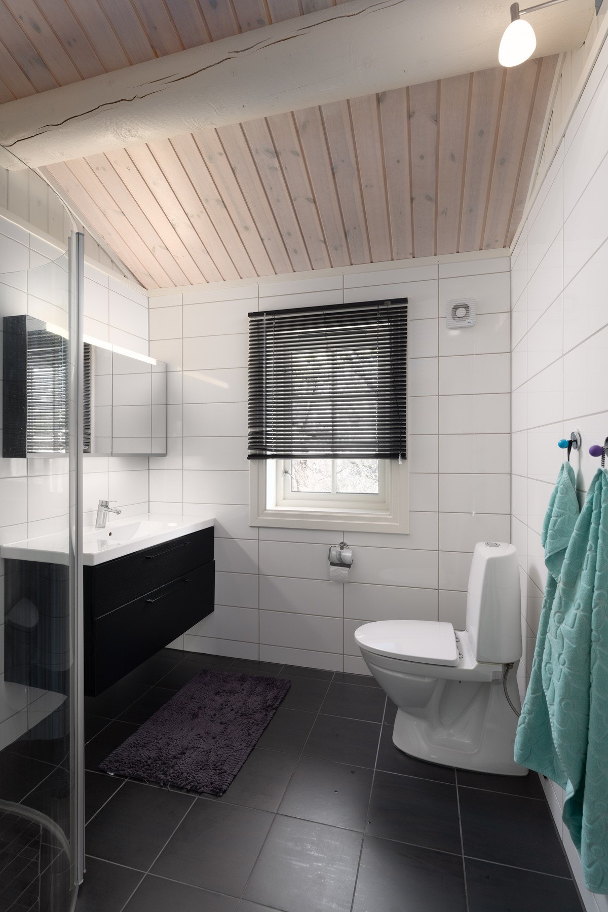 Lyst, flislagt bad Galleribilde