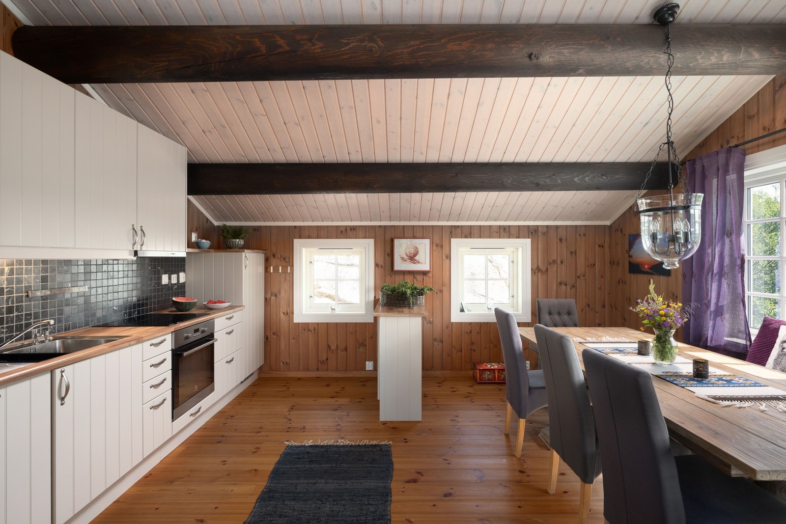 Lekkert kjøkken med god skap- og benkeplass Galleribilde