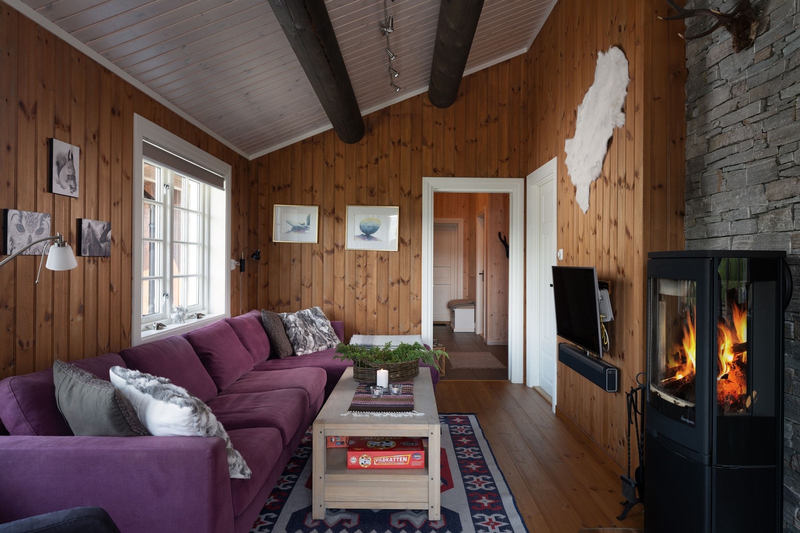 Koselig stue med en deilig peis som varmer godt på kalde vinterdager Galleribilde