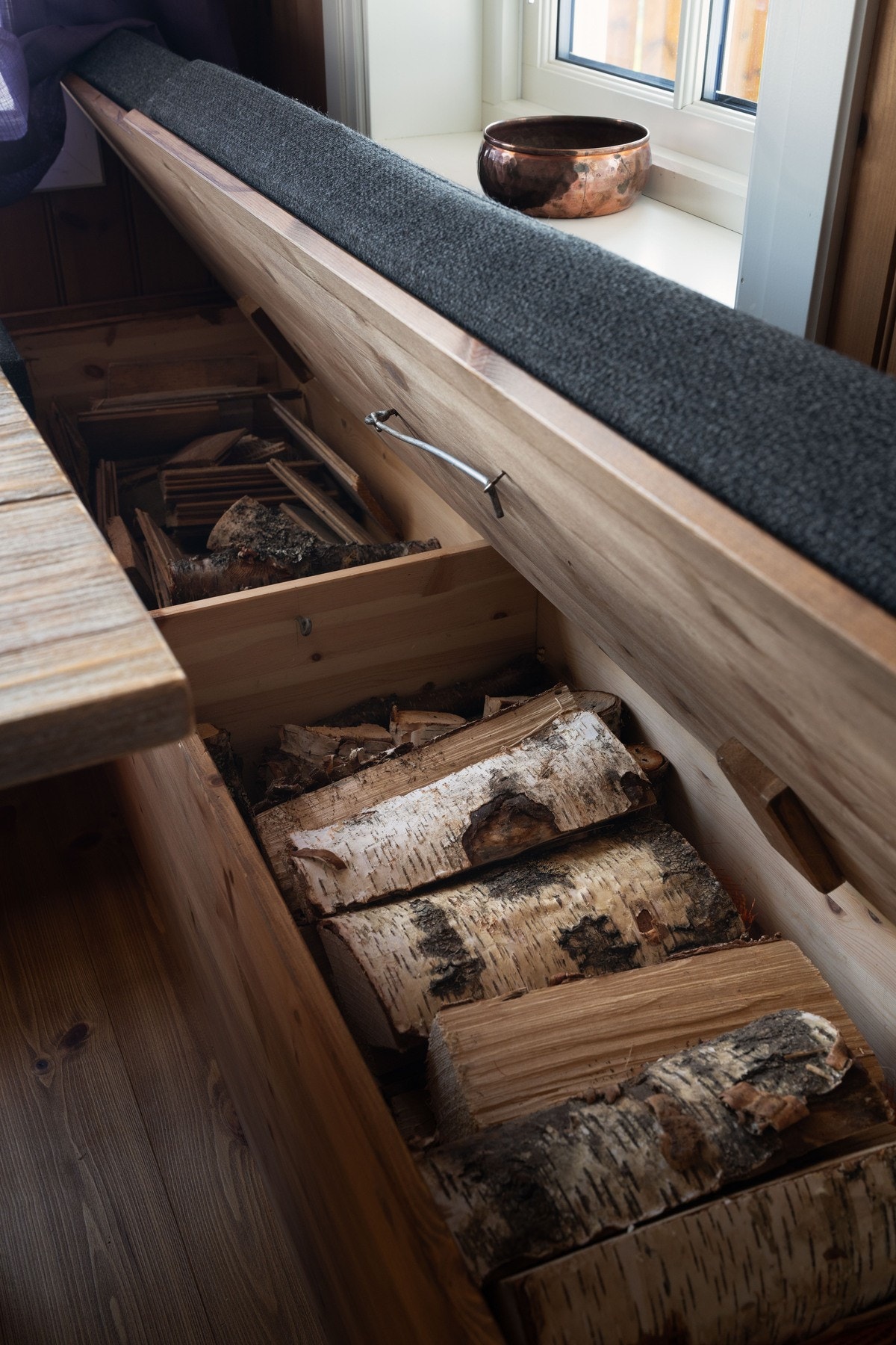 Benken i sittegruppen er praktisk laget til, med rom for oppbevaring Galleribilde