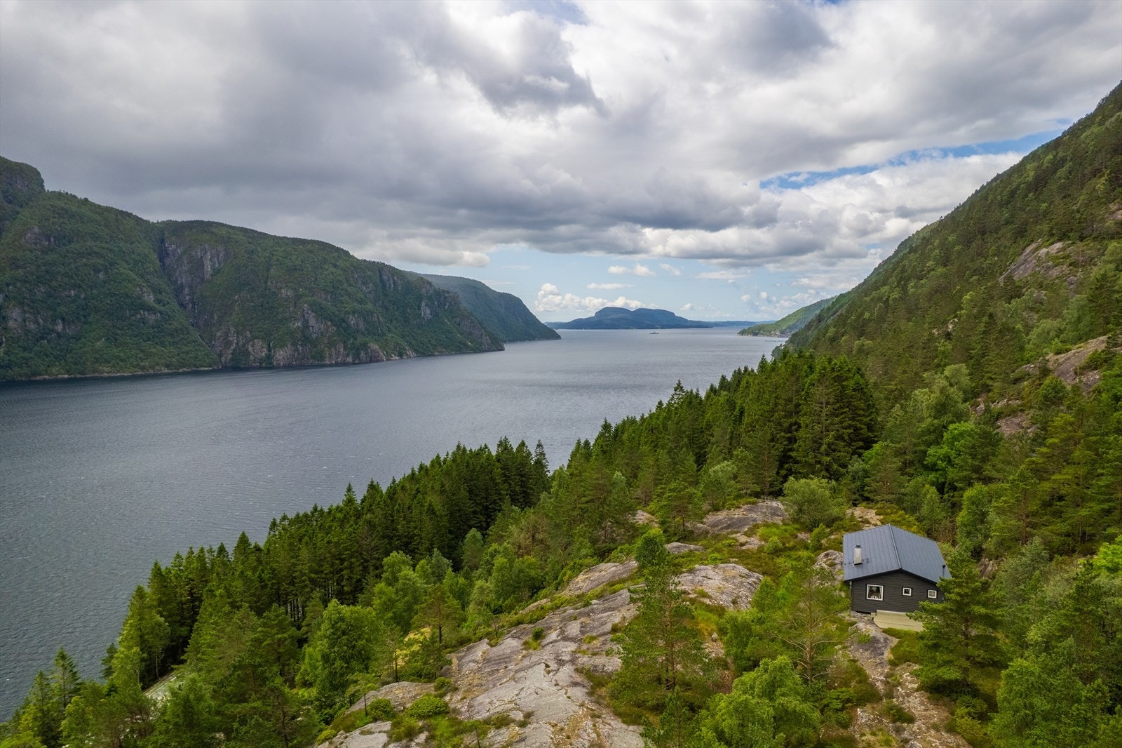 Et rolig fristed med naturen som nærmeste nabo, perfekt plassert mellom fjord og fjell. Galleribilde