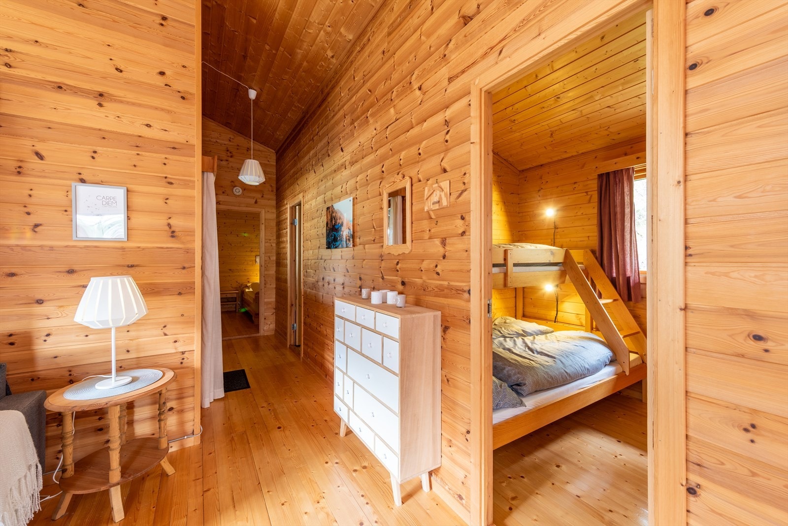 Entre og tilgang til soverommene. (Den hvite kommoden følger ikke med) Galleribilde