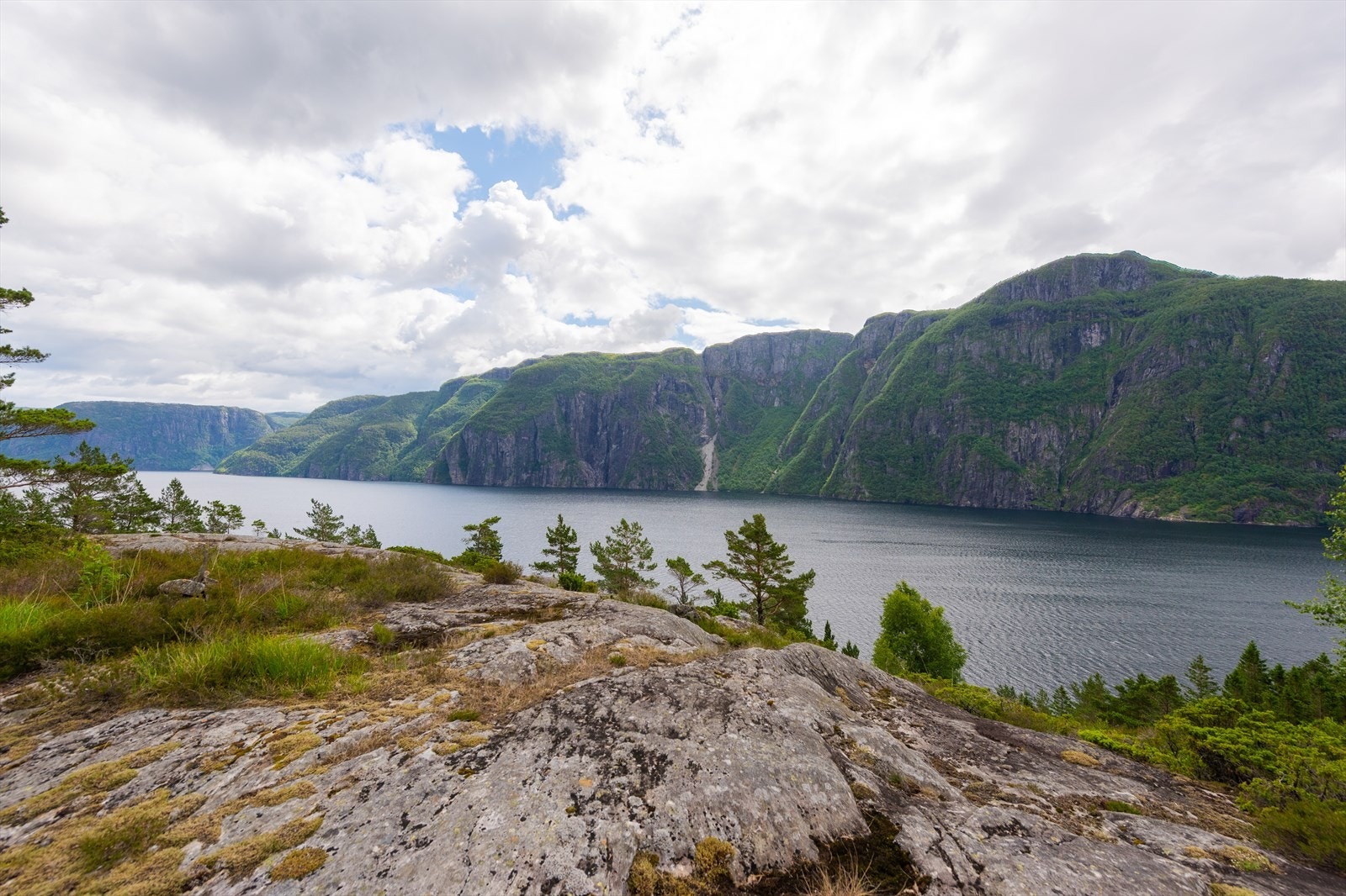 Solrikt beliggenhet med fantastisk utsikt over fjell og fjord. Galleribilde