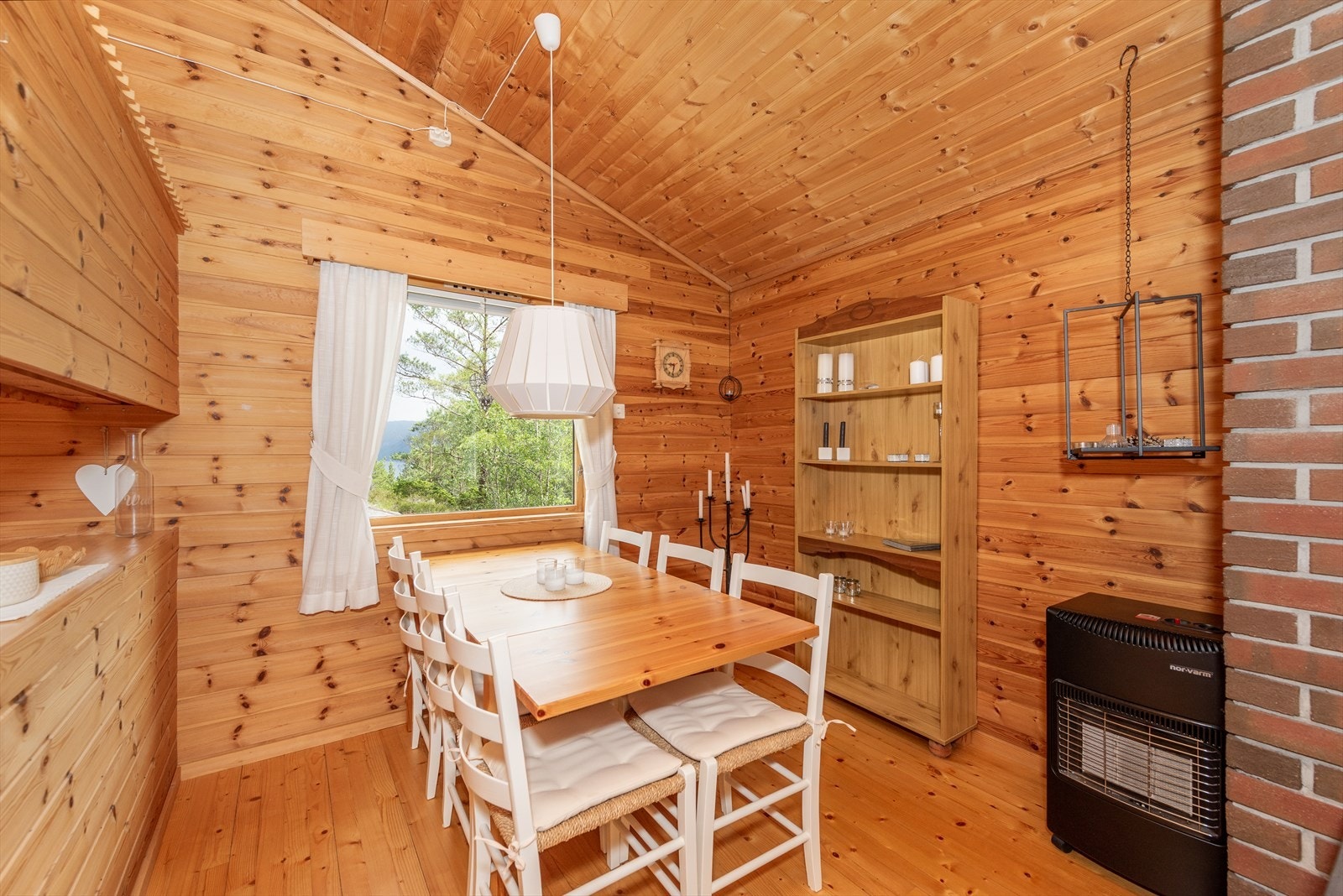 Spisestue med direkte utsikt til naturen. Galleribilde