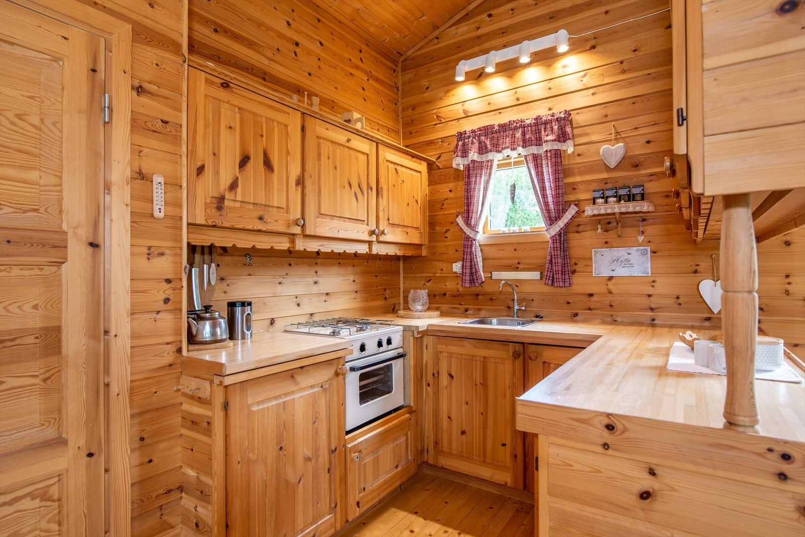 Åpent kjøkken med god benkplass, perfekt for matlaging og samvær. Galleribilde