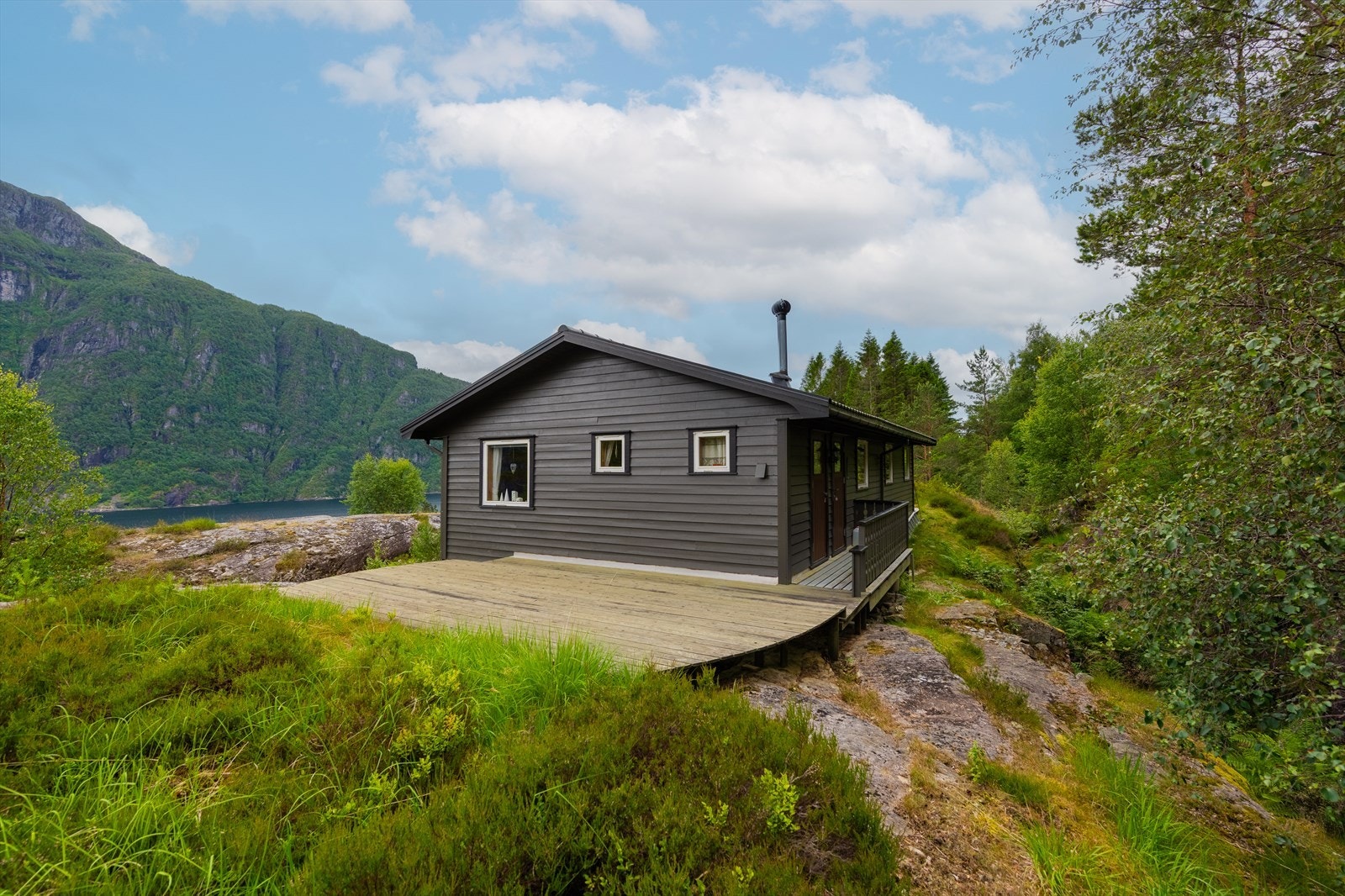Romslig terrasse med utsikt, perfekt for morgenkaffen. Galleribilde