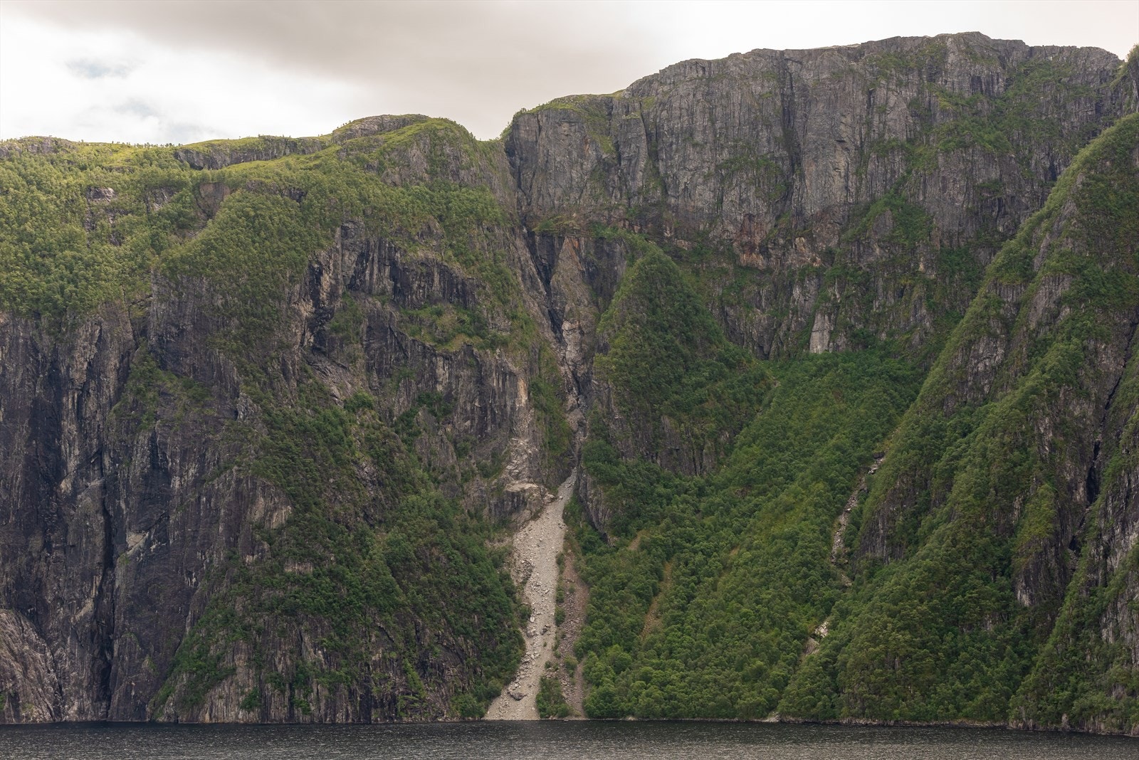 Fin utsikt over Skomakernibba på andre siden av fjorden. Galleribilde
