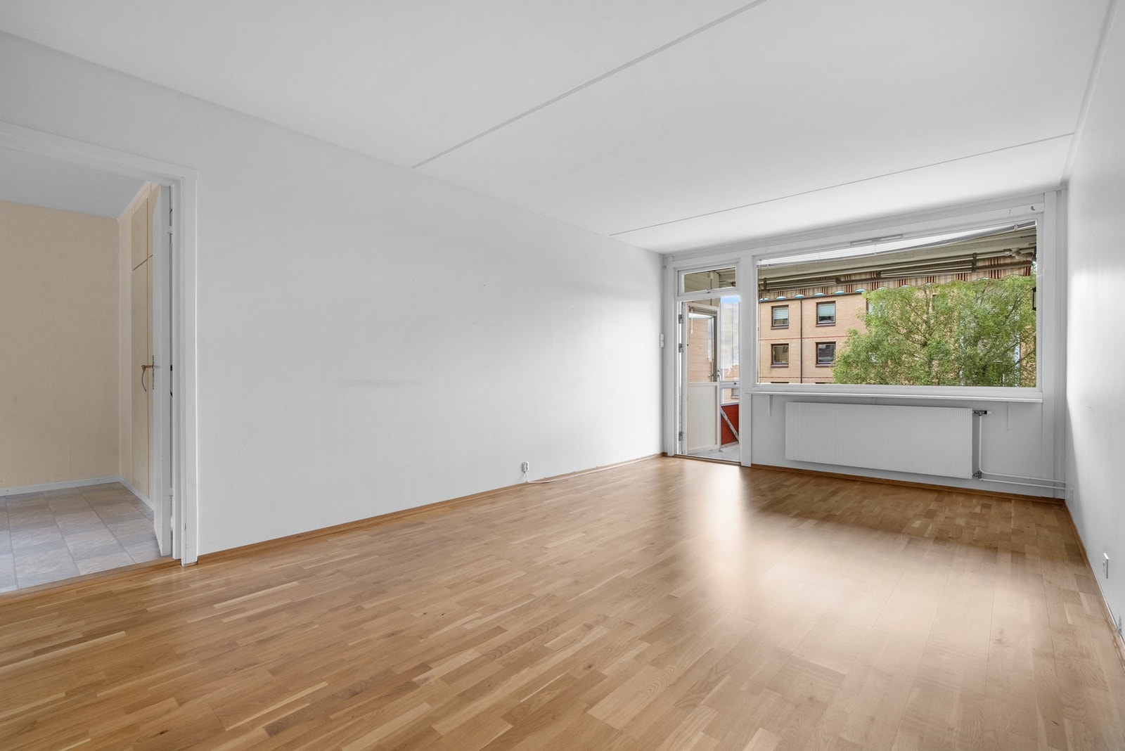 Stuen har gode lysflater og plass til både spisebord og sofagruppe med tilhørende møblement. Leiligheten er gjennomgående og stuen får godt med naturlig lysinnslipp fra store vindusflater. Galleribilde