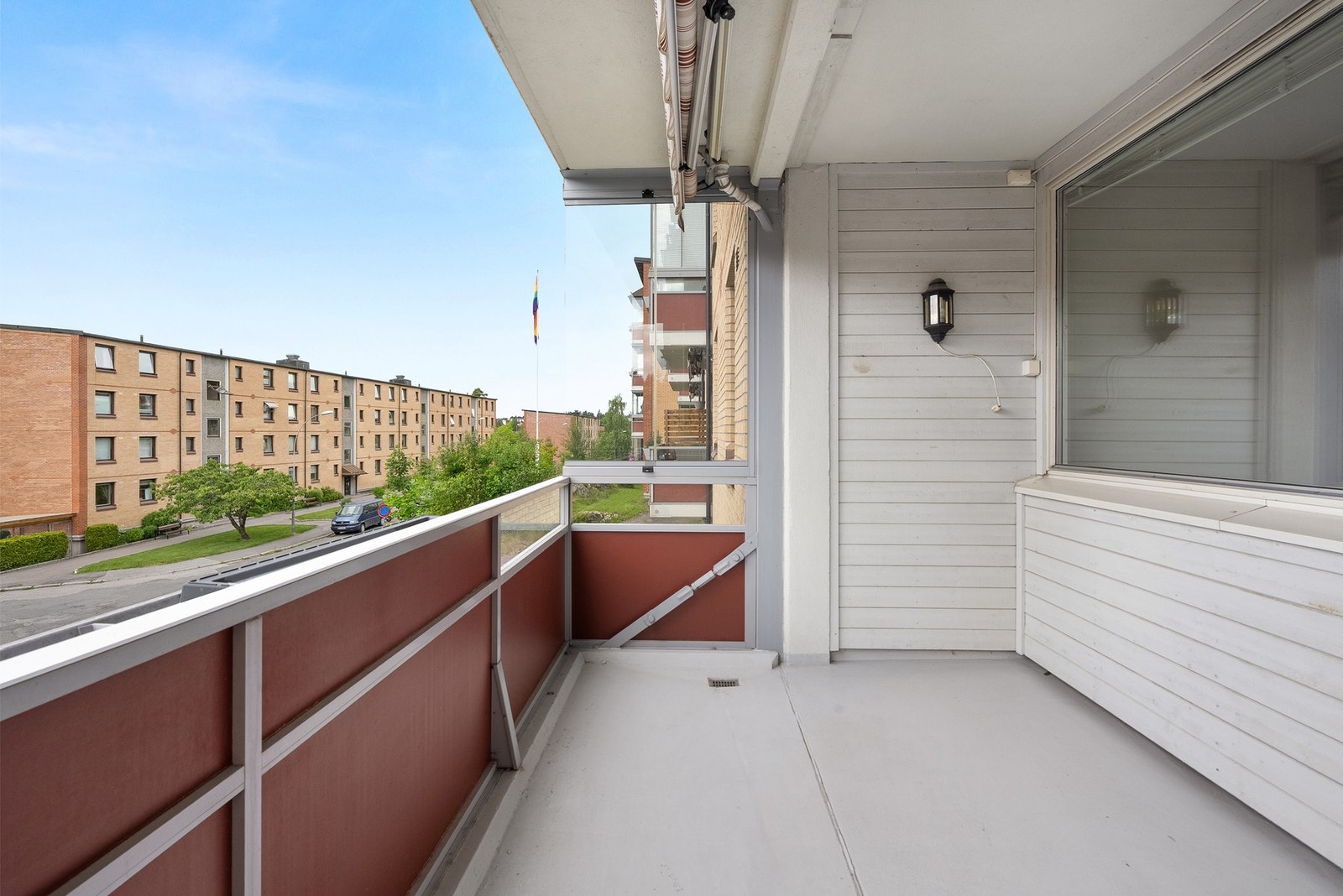 Den vestvendte beliggenheten sørger for flotte solforhold på balkongen. Fjernstyrt markise er montert for solskjerming. Galleribilde