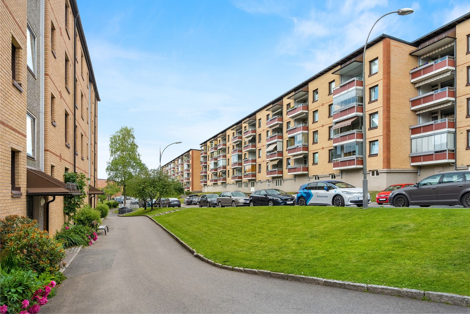 Leiligheten ligger fint plassert i første etasje i et rolig og sentralt område. I Olav Nygards veg er det p.t. gratis gateparkering. Borettslaget har fire ladestasjoner for lading av elbiler. Galleribilde