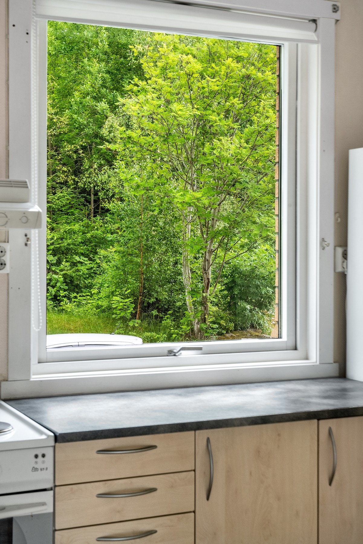 Kjøkkenet vender ut mot grønne og fredelige arealer. Galleribilde