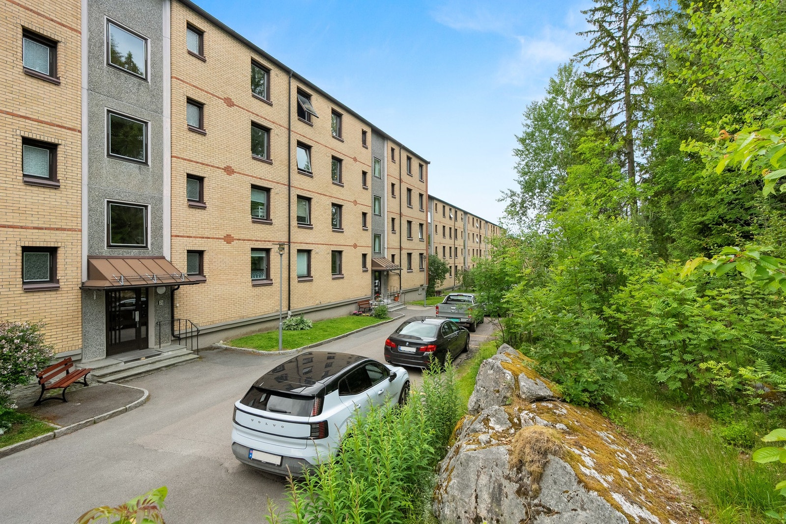 Det er venteliste på p-plass i borettslaget og det er tidvis mulighet for kjøp av garasjeplass i eget garasjelag. Galleribilde