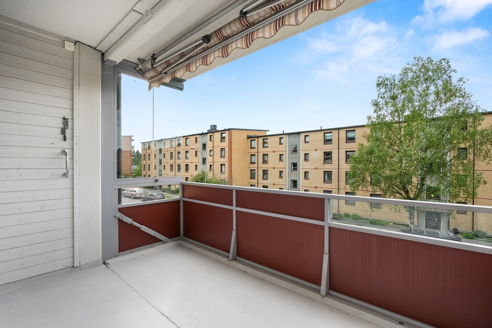 Fra stuen er det utgang til en vestvendt balkong på 9 kvm. Balkongen har god plass til å innredes med sittegruppe. Galleribilde