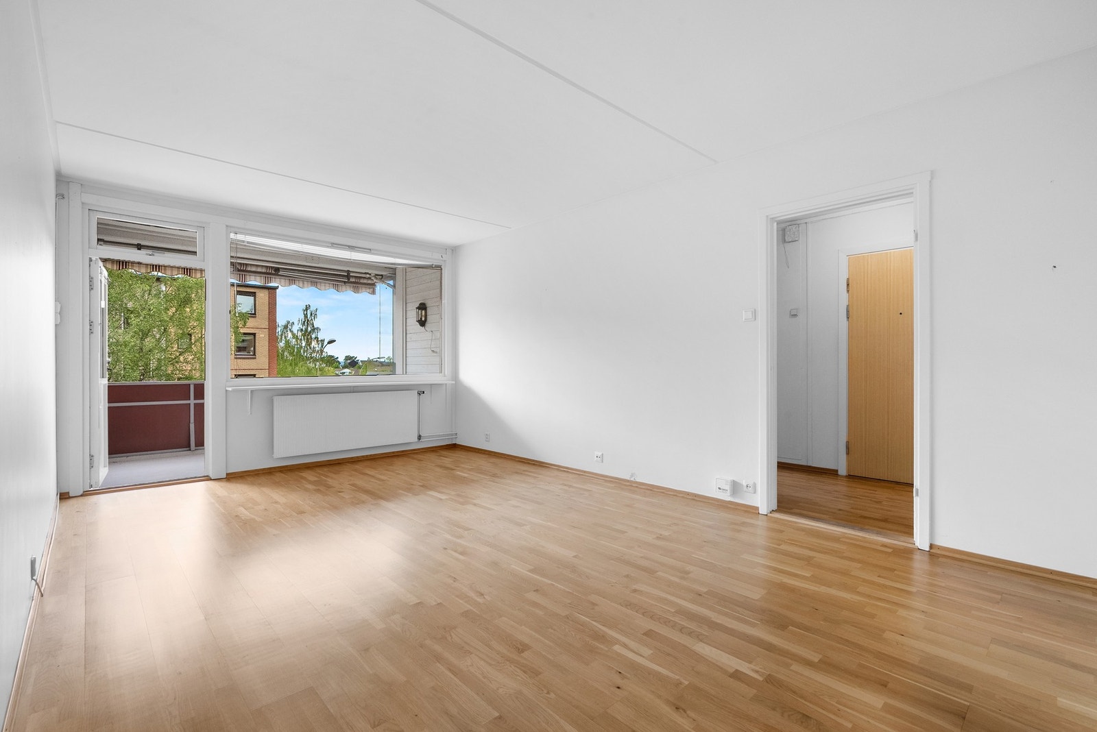 Olav Nygards veg 26 er en lys 3-roms på 67m² med solrik balkong og en attraktiv beliggenhet i et sentralt og trafikkskjermet område på Ulsrud. Galleribilde