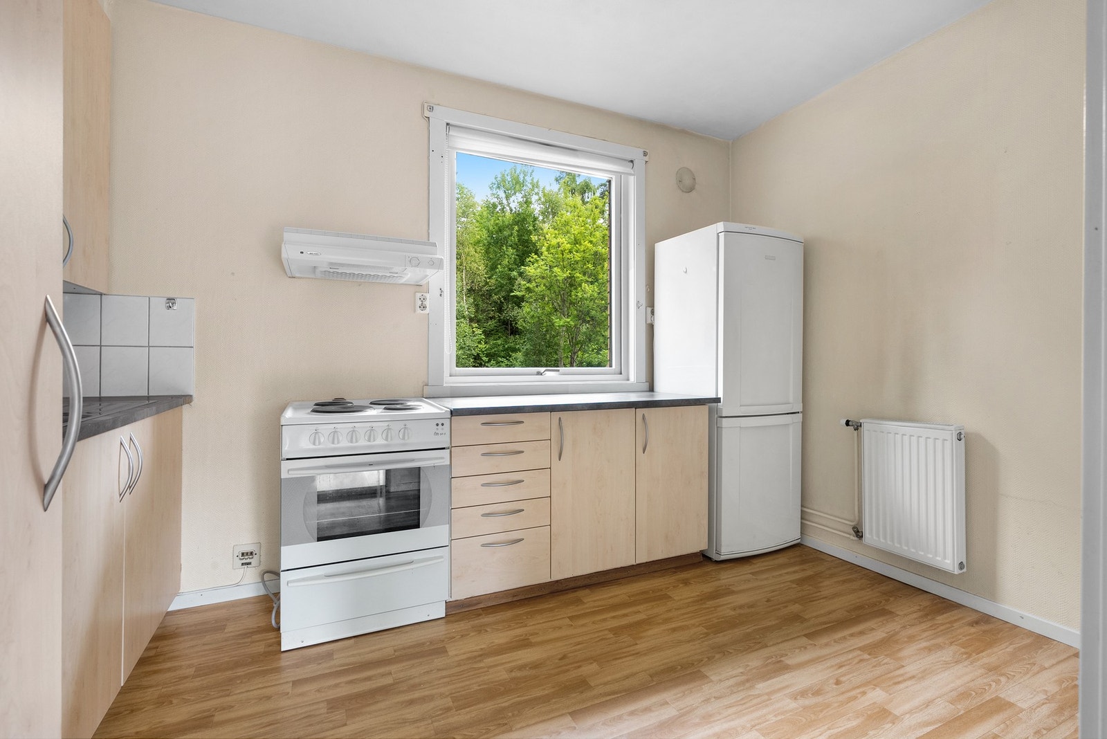 Kjøkkenet ligger i eget rom i tilknytning til stuen. Kjøkkenfrontene er skiftet i nyere tid og kjøkkenet har godt med lagringsplass og gode arbeidsflater. Galleribilde