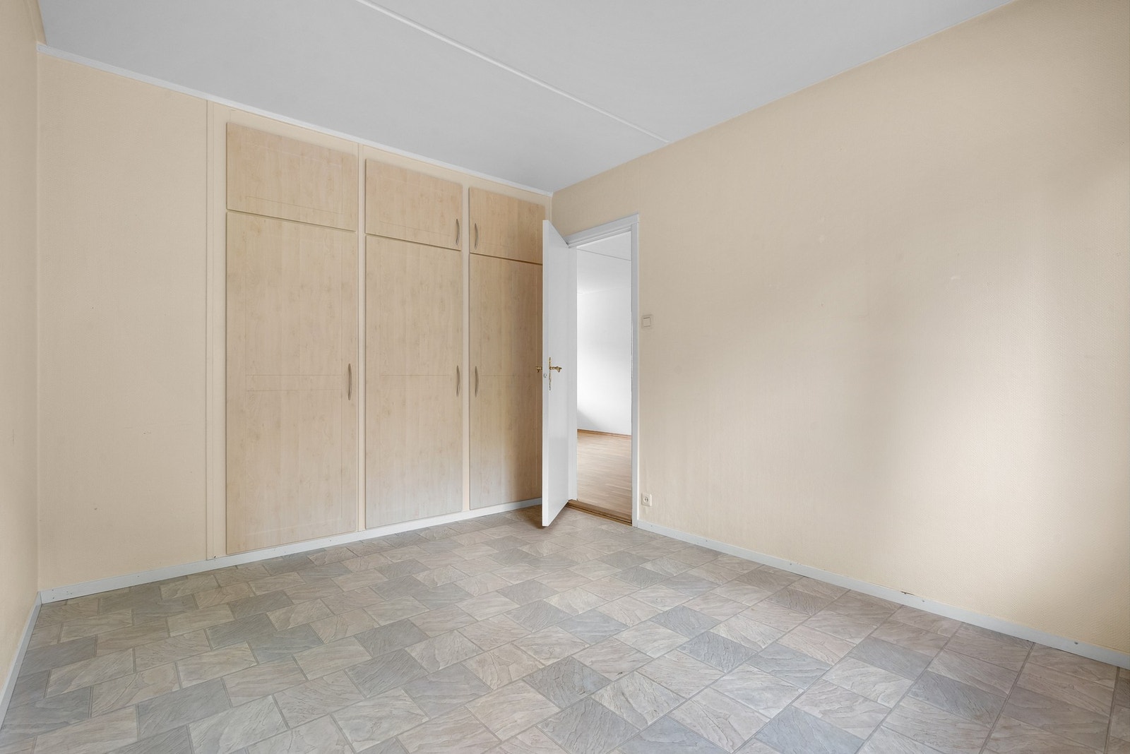 Rommet er av god størrelse og har god plass til å innredes med dobbeltseng og nattbord, ellers er det godt med lagringsplass i innbygde skap. Galleribilde