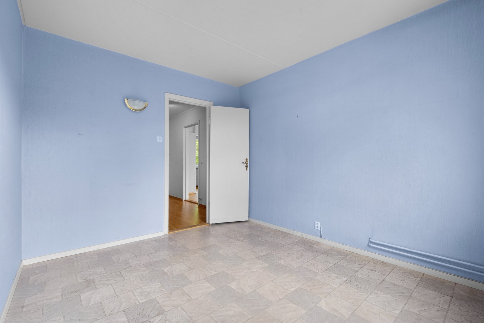 Rommet har god plass til å innredes med seng, kontorpult og garderobeløsning. Galleribilde