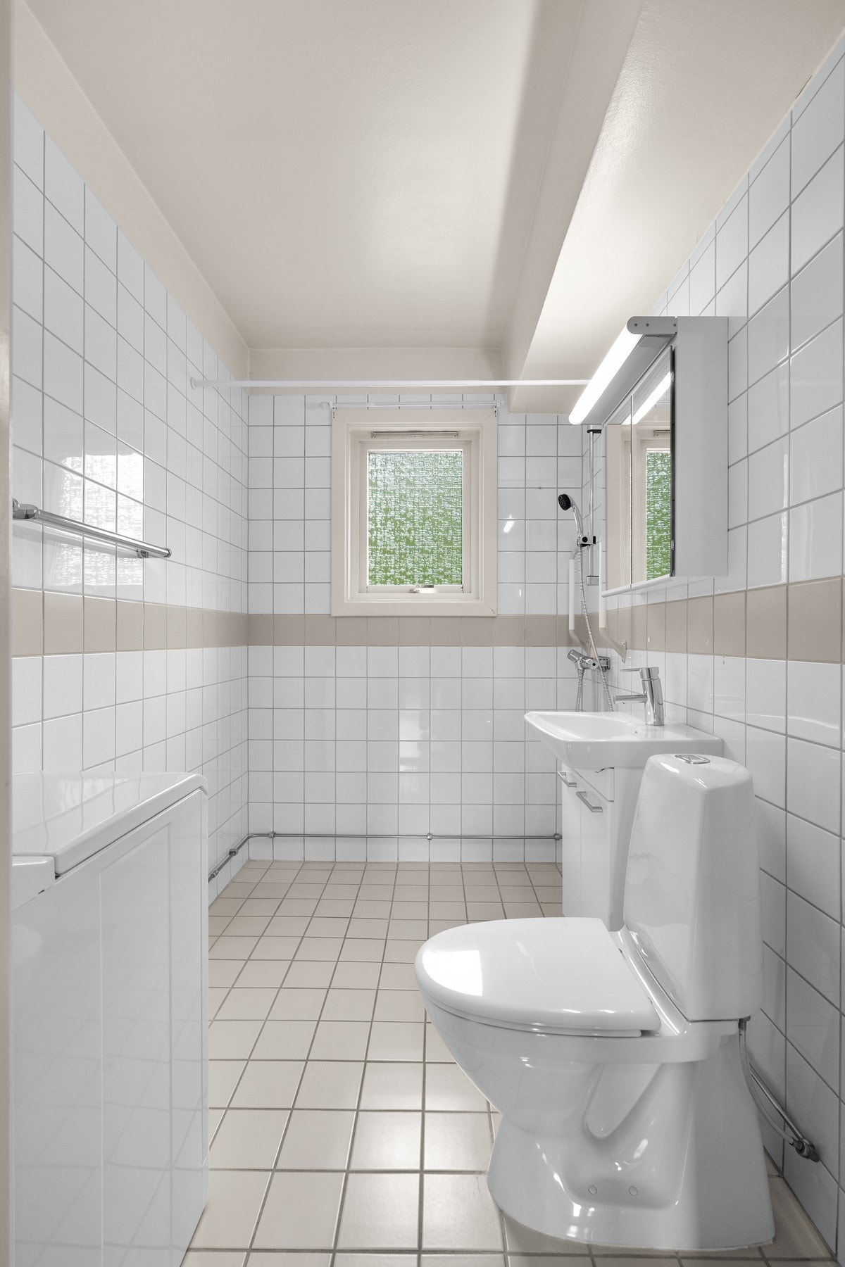 Badet er av god størrelse og har varmekabler med termostat i gulvet. Innredningen er skiftet i nyere tid og rommet ligger praktisk i tilknytning til entreen. Galleribilde