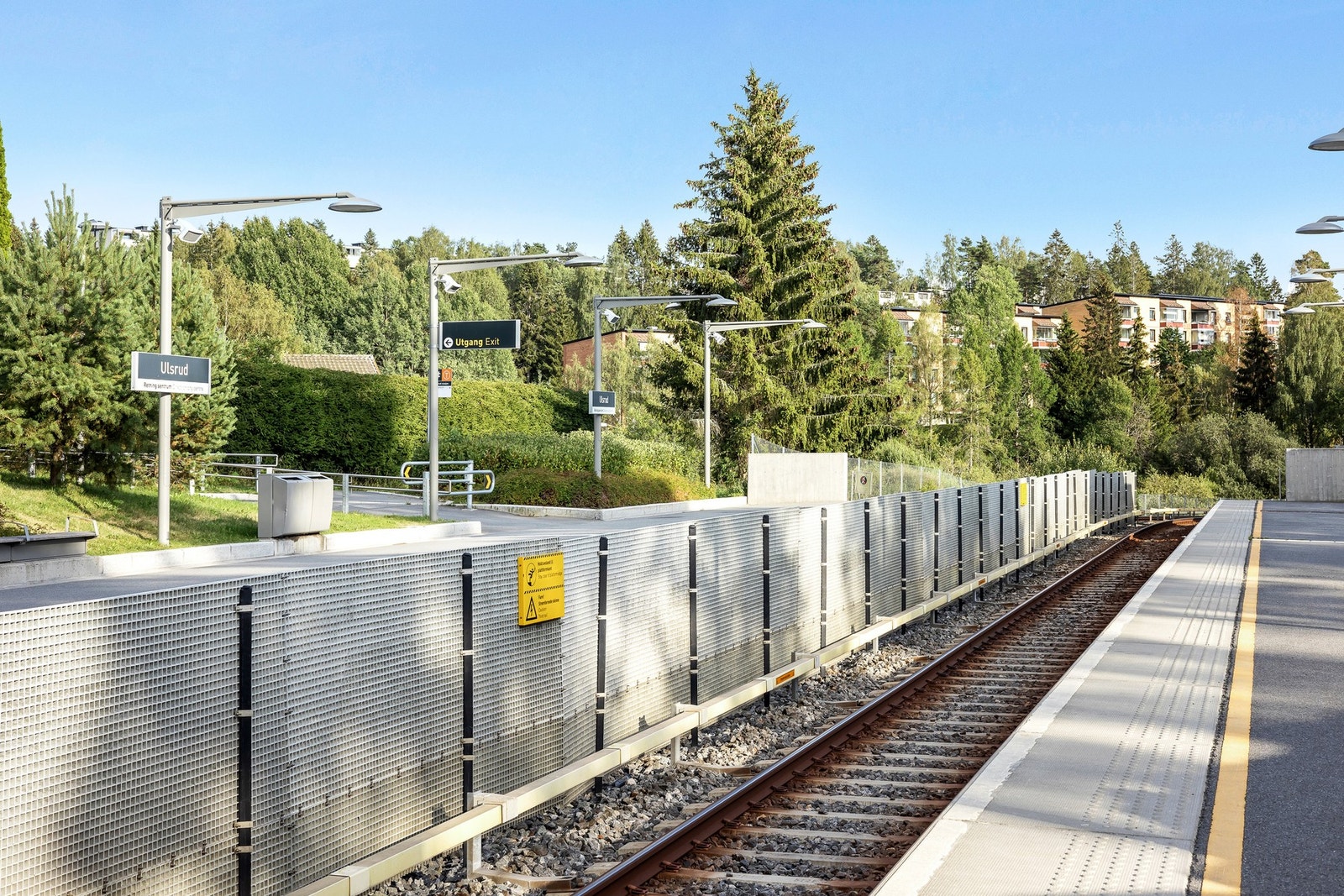 Området har god offentlig kommunikasjon med både buss og T-bane i umiddelbar nærhet. Nærmeste T-bane stasjon er Ulsrud, ca. 8 minutters gange fra boligen. Galleribilde