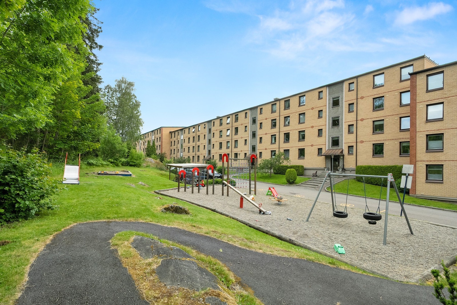 Fellestomten er pent opparbeidet og har grøntarealer med gressplen, trær, variert beplantning og asfalterte internveier. Galleribilde