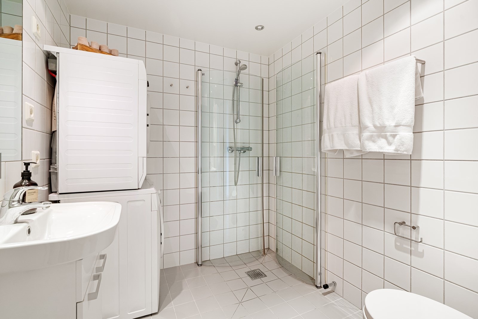 Delikat flislagt baderom med varmekabler i gulv, mekanisk avtrekk og wc. Galleribilde