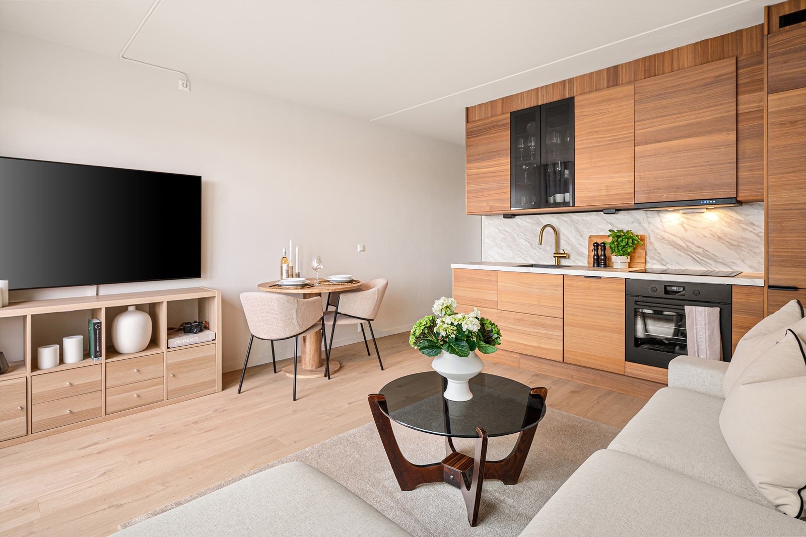 Leiligheten fremstår som moderne og tidsriktig - og har nylig gjennomgått en flott oppgradering av kjøkken, vegger og flotte 1-stavs gulv. Galleribilde