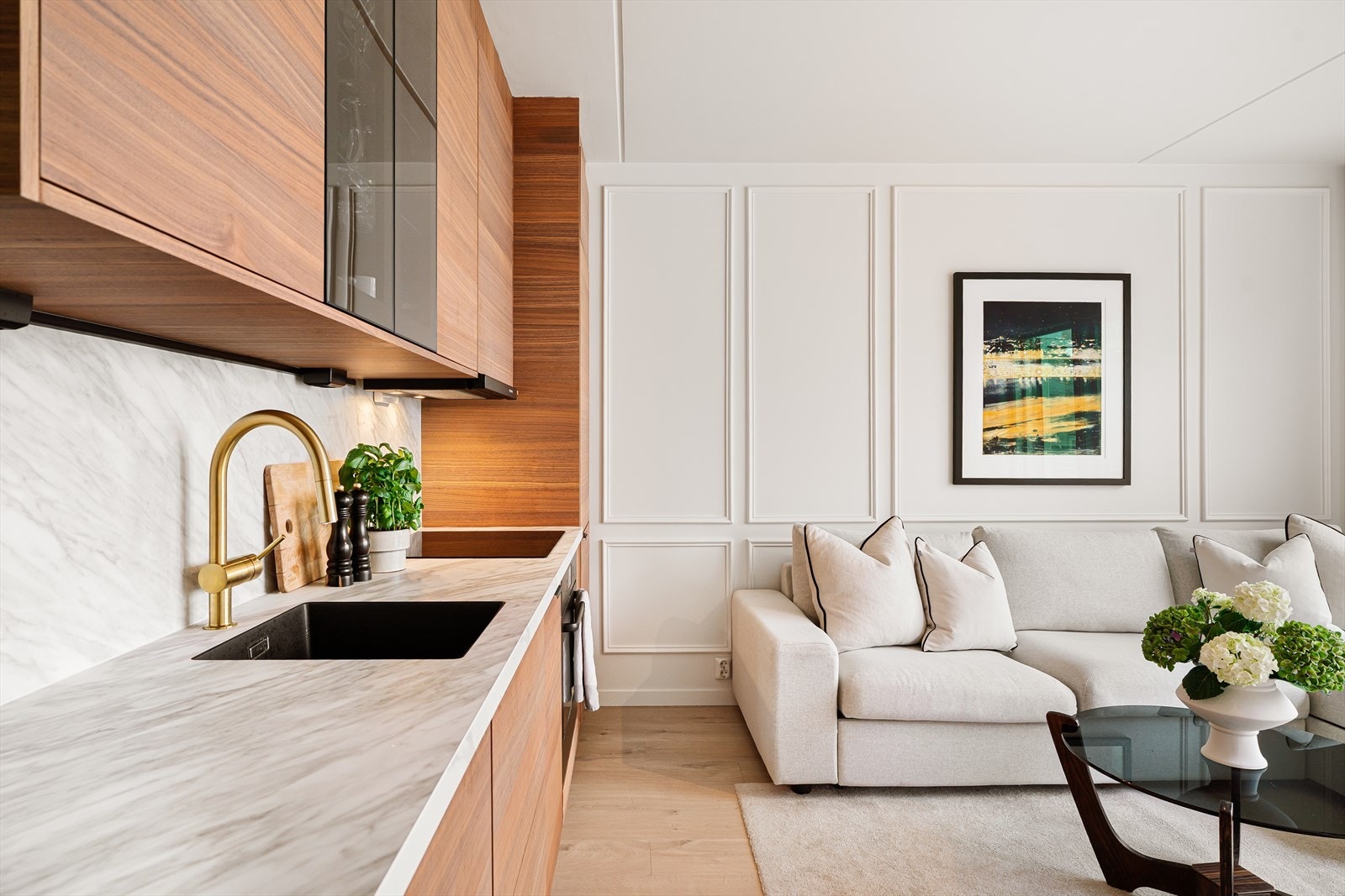 Laminatbenkeplate med tidløs design i marmorimitasjon og nedfeldt vaskekum samt armatur i messing. Galleribilde