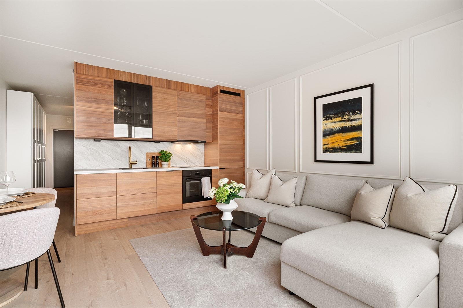 Lekker Epoq-kjøkkeninnredning fra 2023 med slette finérfronter. Galleribilde