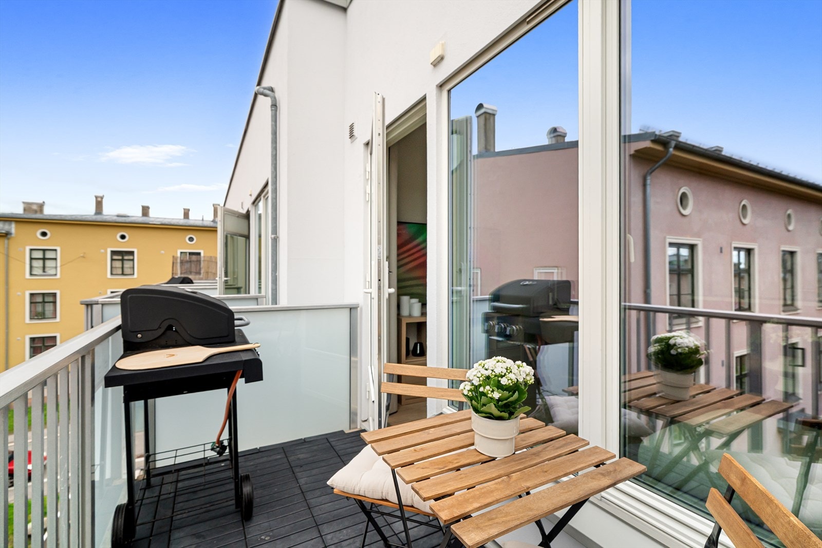 Plass til utemøbler og grill. Galleribilde