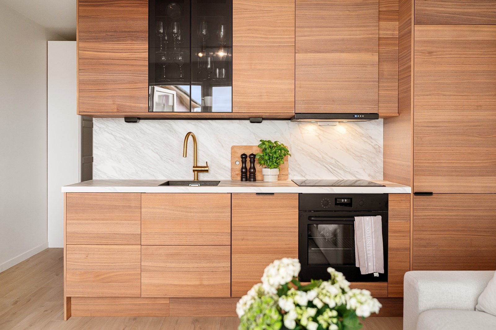 Moderne, lys 2-roms leilighet i 4. etg m heis | Oppgradert i 2023 | Sol fra morgen til kveld på balkong | Oppvarming ink. Galleribilde