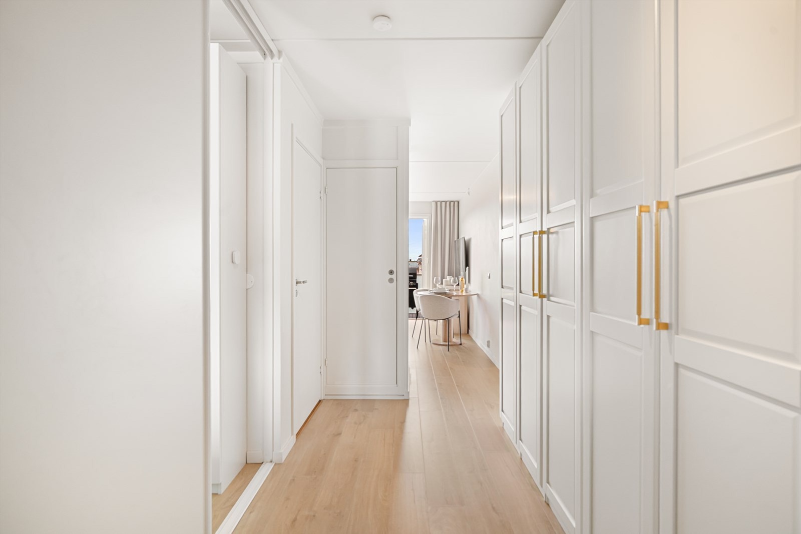 Hyggelig entré med garderobeskap til oppbevaring av yttertøy og sko. Galleribilde