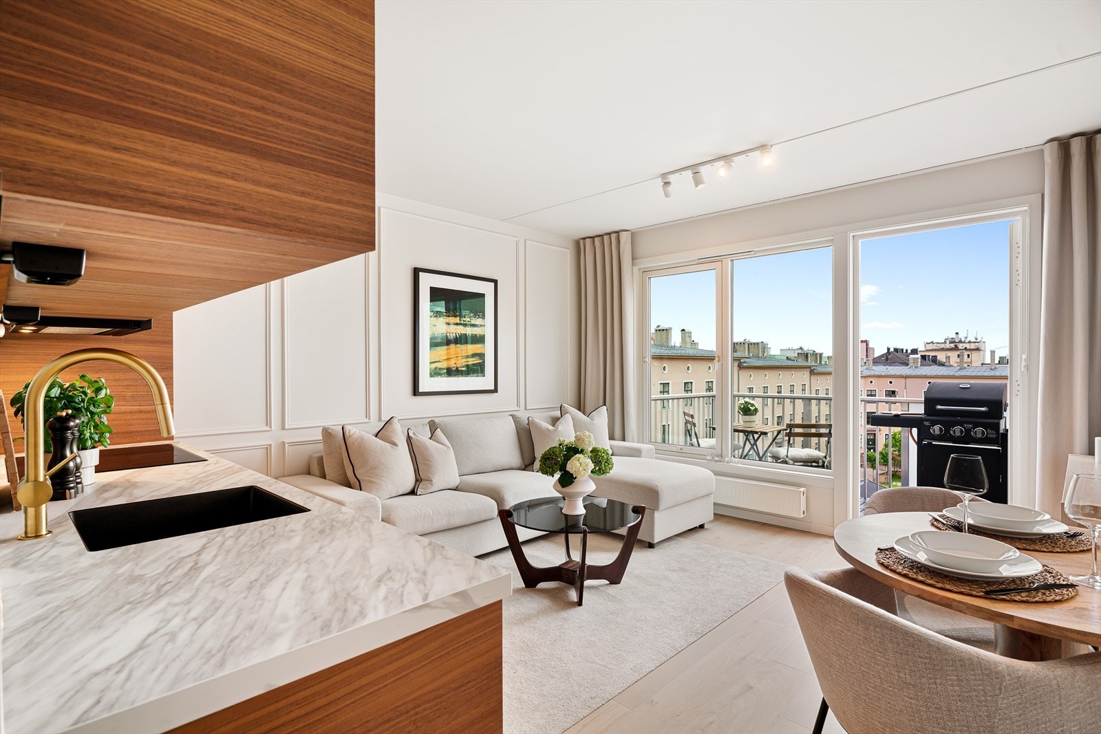 Boligens stue har plass til både sofagruppe og sittegruppe, og fremstår svært luftig. Galleribilde