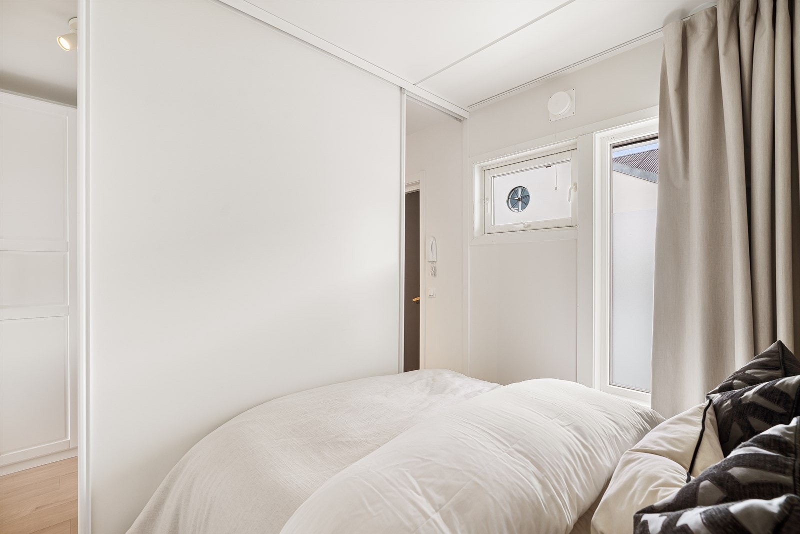 Skyvedører inn til soverom - praktisk og stilrent. Galleribilde