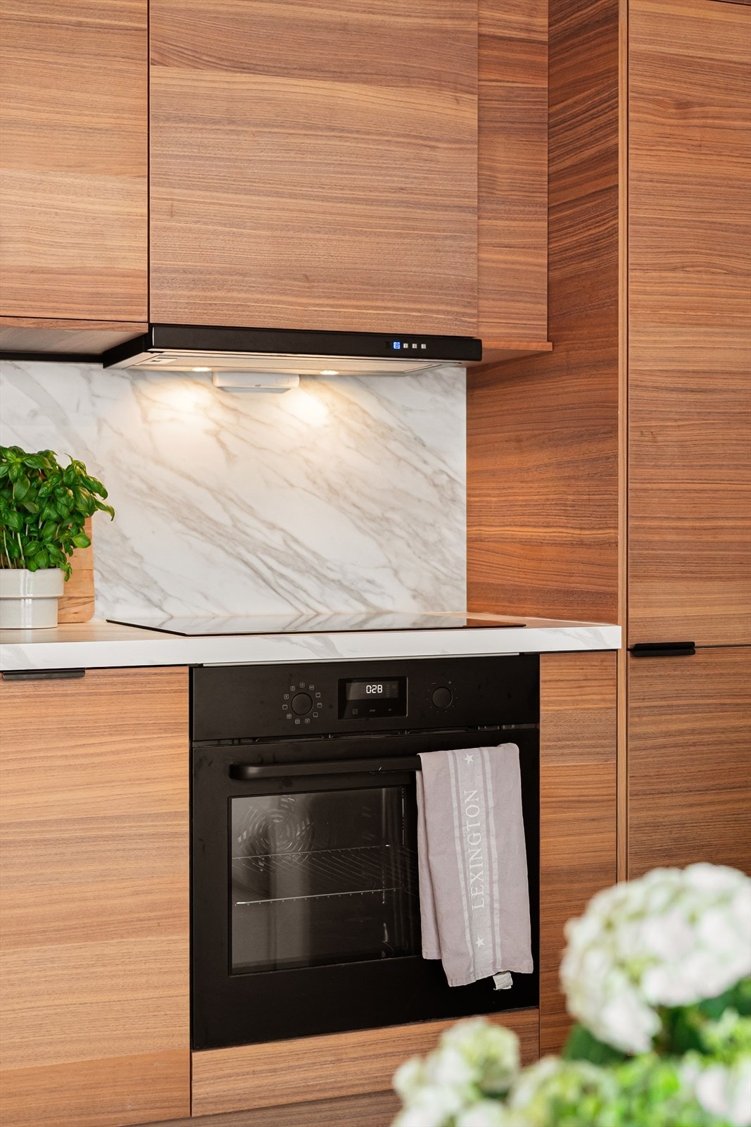 Det er installert stekeovn, platetopp med induksjon samt mekanisk avtrekk fra 2023. Galleribilde