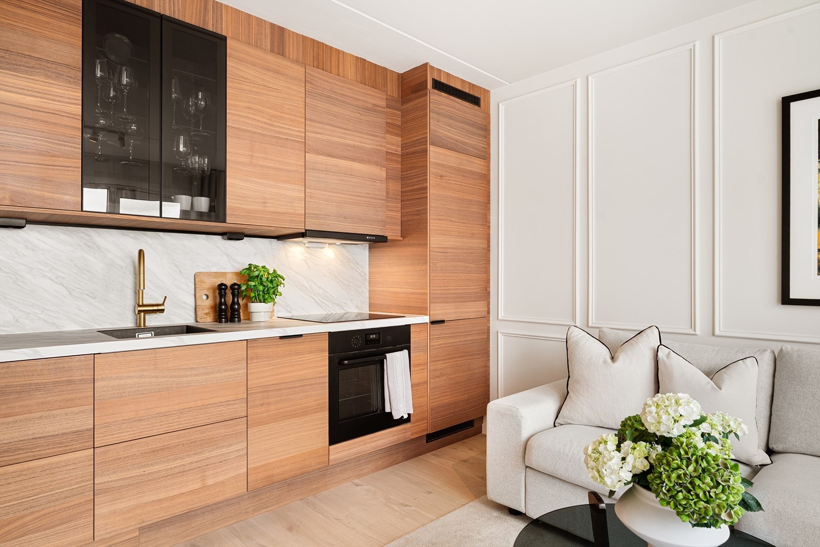 Fullintegrerte hvitevarer inkluderer kjøl/fryseskap og oppvaskmaskin. Galleribilde