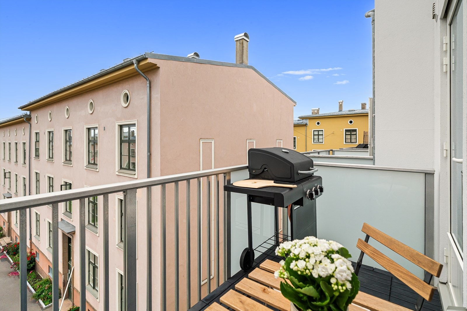 Utgang fra stue til boligens sydvestvendte balkong på ca. 4 m². Galleribilde