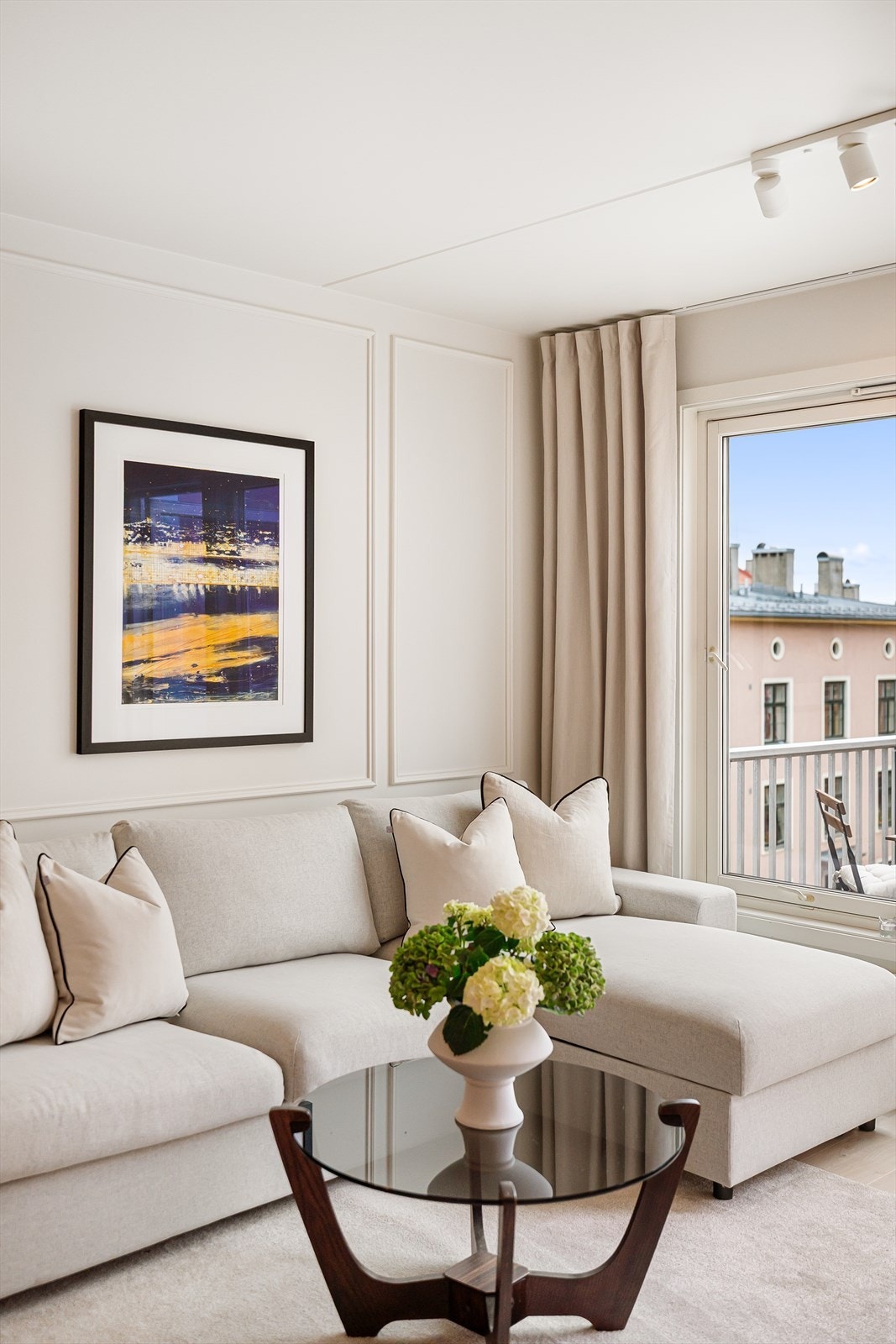 De store vindusflatene og de klassiske detaljene spiller godt sammen. Galleribilde