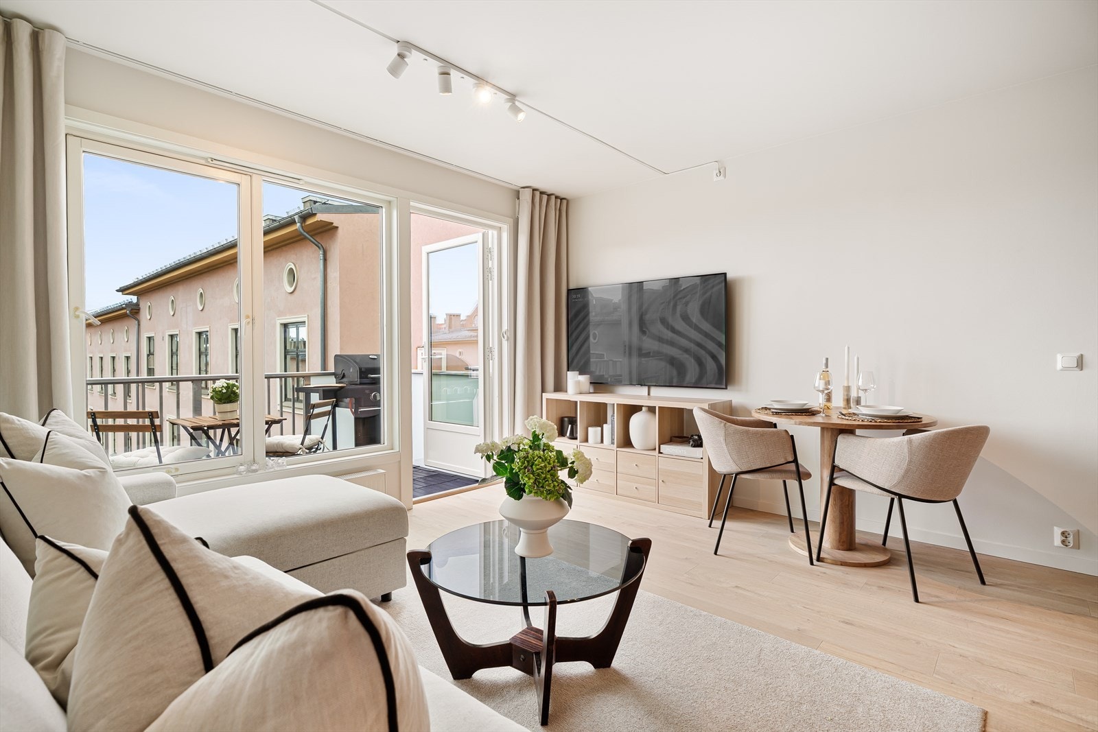 Leiligheten er beliggende i byggets 4. etasje med enkel adkomst via heis. Galleribilde