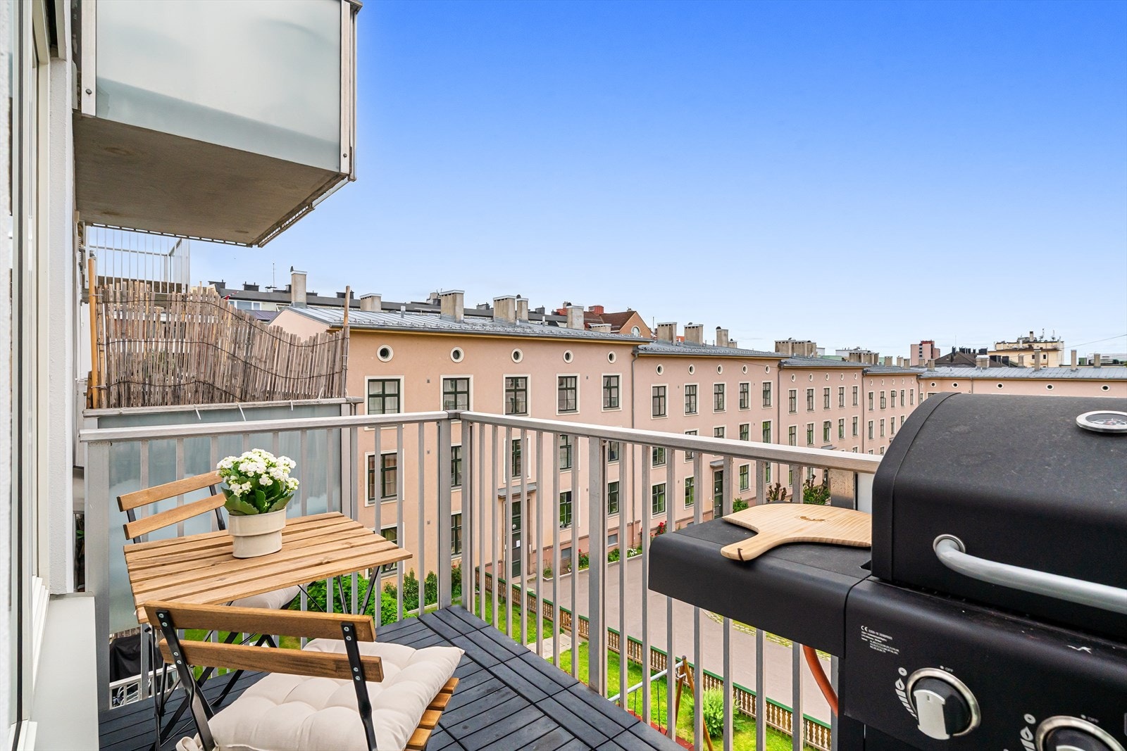 Balkongen vender ut mot rolig bakgård og har svært gode solforhold - fra ca kl. 10:30-22:00 under sommerstid. Galleribilde