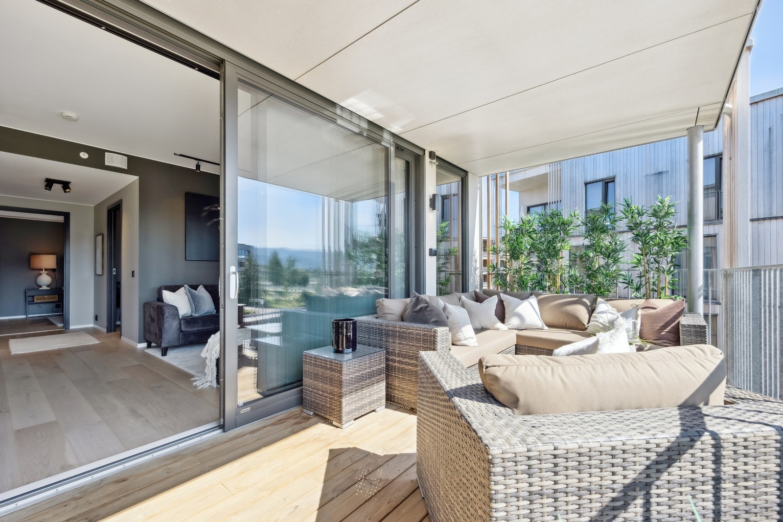 Dette er et hjem for deg som ønsker det beste av bynær bolig og fredelig sjønær beliggenhet. Galleribilde