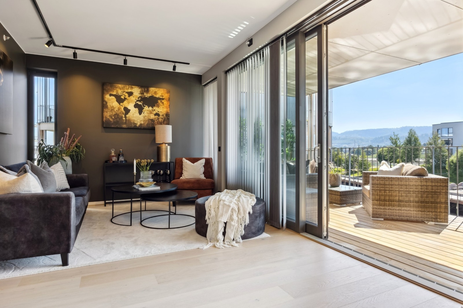 Velkommen inn! En moderne og elegant 3-roms selveier med kanalen som nærmeste nabo. Galleribilde