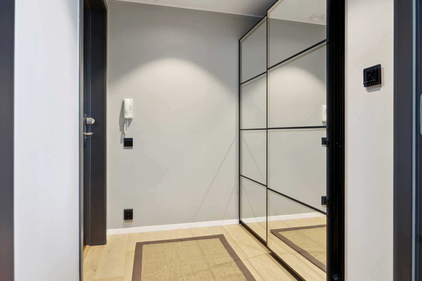 Enkel adkomst til leiligheten i byggets 3. etasje via heis og callinganlegg. Galleribilde